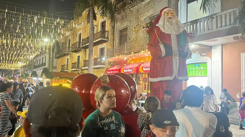 Iluminan el zócalo de Veracruz